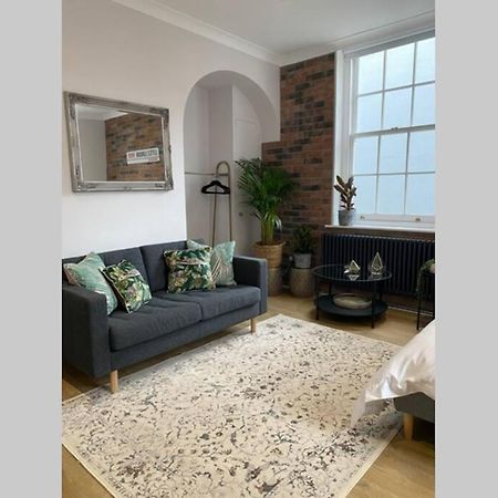City Centre Entire Studio Apartment チチェスター エクステリア 写真