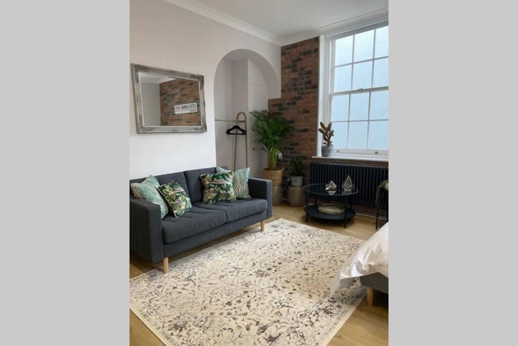 City Centre Entire Studio Apartment チチェスター エクステリア 写真