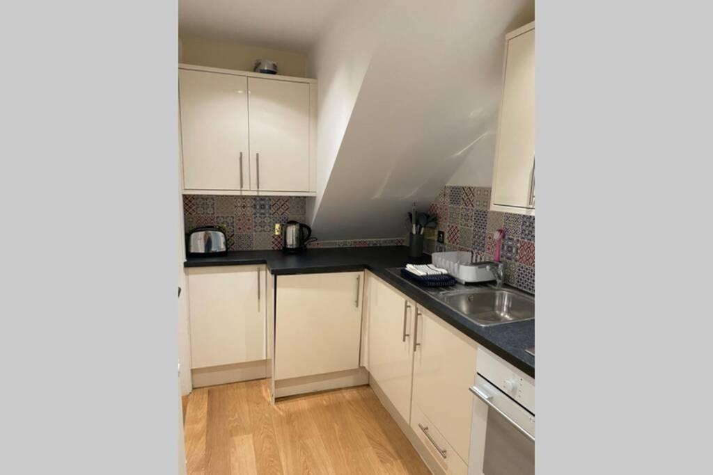 City Centre Entire Studio Apartment チチェスター エクステリア 写真